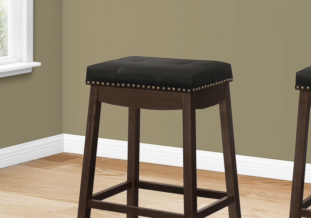 Tabouret de bar, lot de 2, hauteur bar, siège selle, bois massif, aspect cuir, noir, expresso, traditionnel