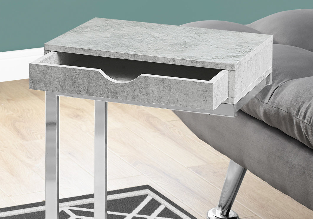 Table d'appoint, en forme de C, d'extrémité, de côté, snack, salon, chambre à coucher, tiroir de rangement, pieds en métal, stratifié, aspect ciment gris, chrome, contemporain, moderne