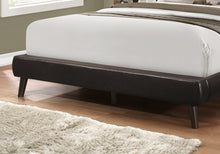 Charger l&#39;image dans la galerie, Lit, Cadre, Plateforme, Chambre à coucher, Queen Size, Rembourré, Aspect cuir, Pieds en bois, Brun foncé, Noir, Contemporain, Moderne
