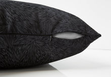 Charger l&#39;image dans la galerie, Oreillers carrés 18 x 18 cm, insert inclus, jeté décoratif, canapé, lit, tissu polyester aspect velours luxuriant, insert en polyester doux hypoallergénique, noir, glamour
